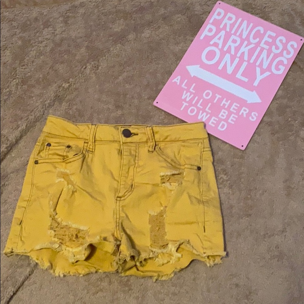 Yellow Shorts 🩳.